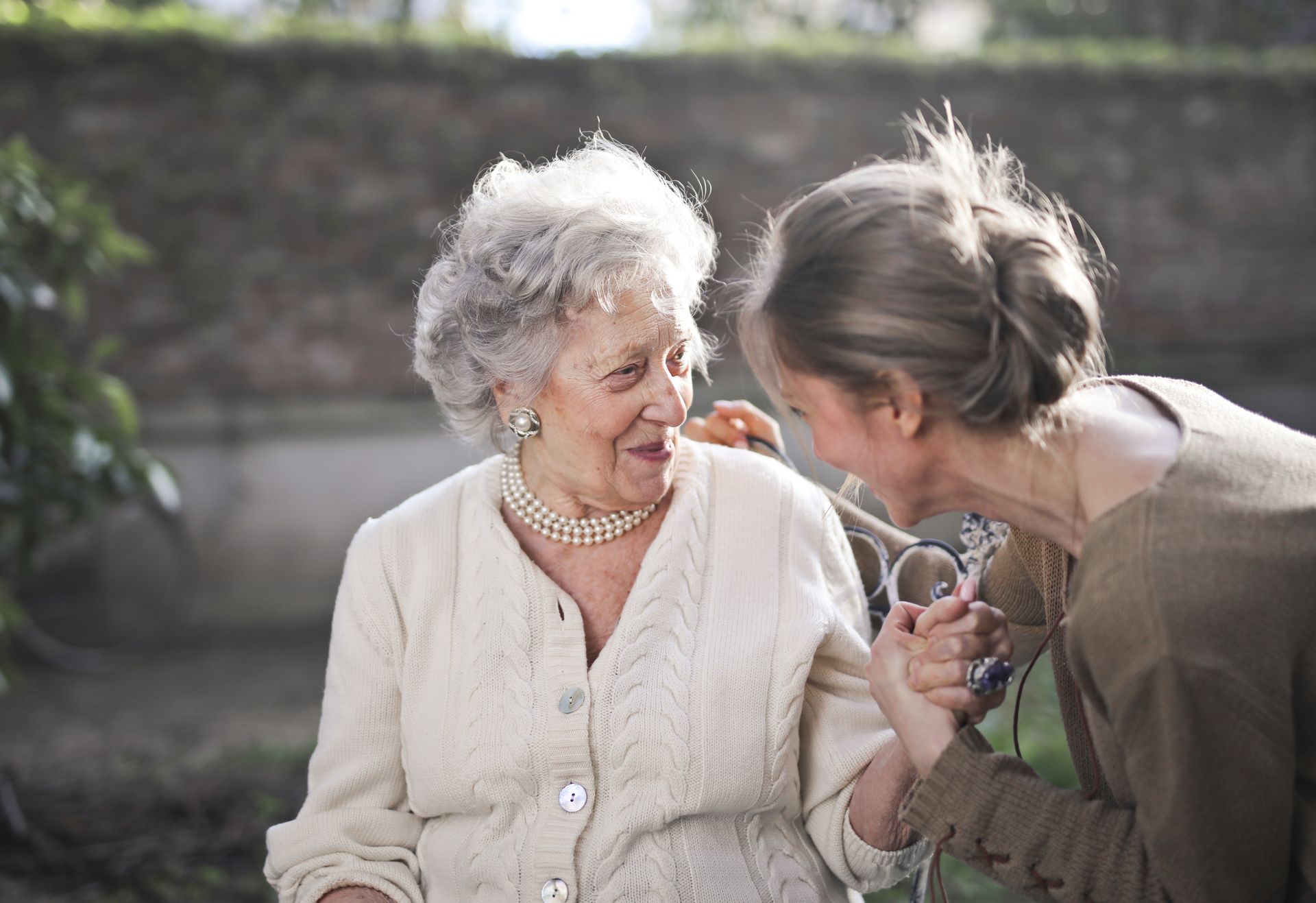 Abuela conversando con su nieta — momentos que merecen escucharse bien